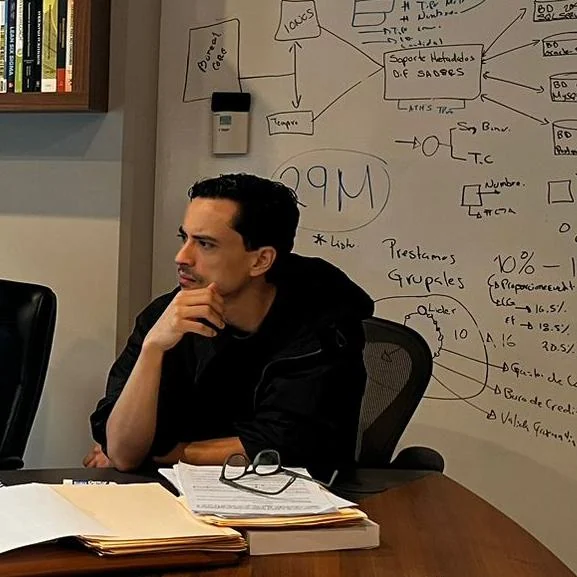 César Alonso Magaña en sesión de arquitectura de software